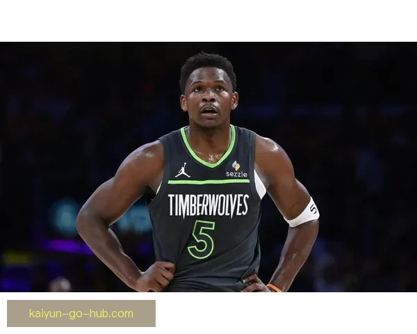 受右膝炎症影响森林狼主帅透露爱德华兹已重返训练复出时间未定